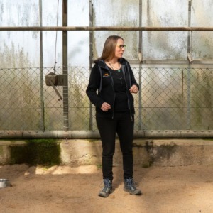 Hundetrainerin Sabine Ehrhardt erklärt Kursteilnehmern Hundetraining in der Hundeschule Bornheim